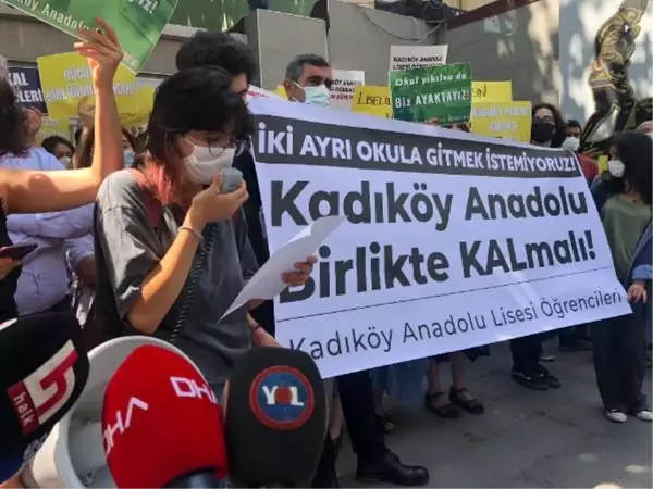 KADIKÖY ANADOLU LİSESİ'NDE ÖĞRENCİ VE VELİLERDEN 'TAŞINMAK İSTEMİYORUZ' EYLEMİ