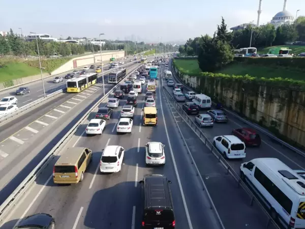 İstanbul'da sokağa çıkma kısıtlamasının sona ermesiyle trafik yoğunluğu arttı