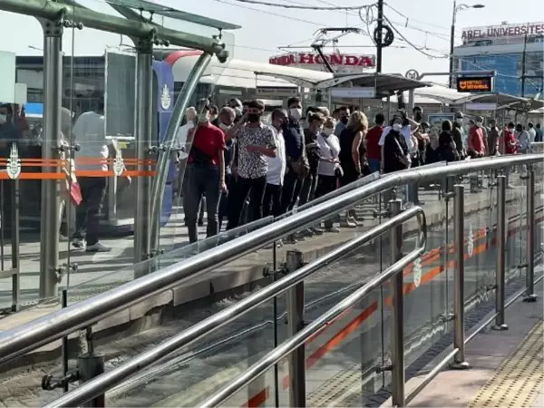 NORMALLEŞMENİN İLK GÜNÜNDE TOPLU TAŞIMADA YOĞUNLUK