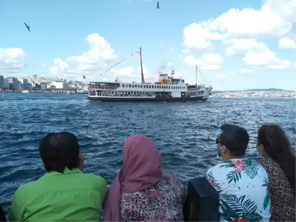 (Bayram sonunda Eminönü tıklım tıklım