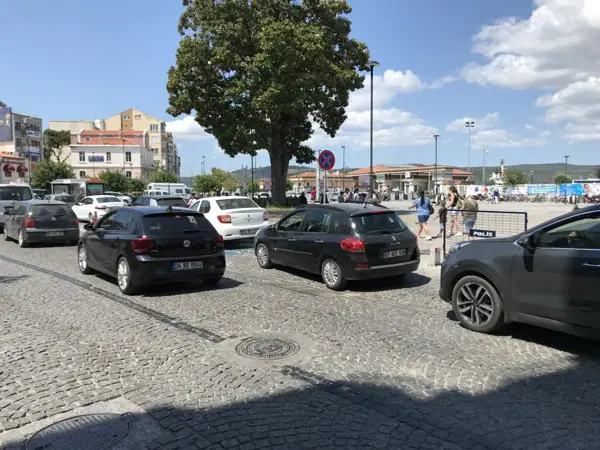 Çanakkale'deki feribot iskelelerinde tatilcilerin dönüş yoğunluğu sürüyor