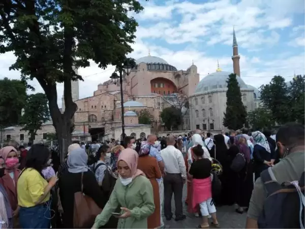 İBADETE AÇILMASININ BİRİNCİ YILDÖNÜMÜNDE AYASOFYA CAMİİ'NE ZİYARETÇİ KUYRUĞU