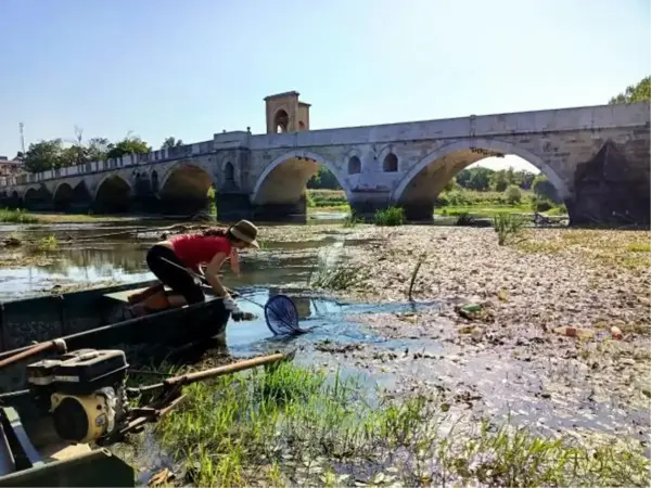 YOSUN VE ÇÖPLERLE KAPLANAN TUNCA NEHRİ'NDE ÇEVRECİLER TEMİZLİK YAPTI