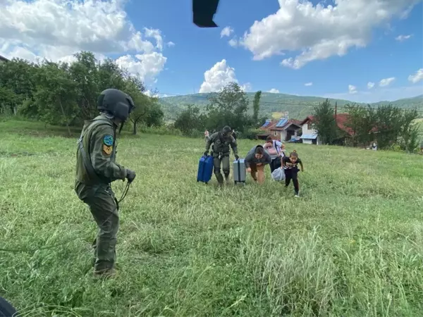 Son Dakika | Ayancık'ta selde mahsur kalan aile TSK'ya ait helikopterle tahliye edildi