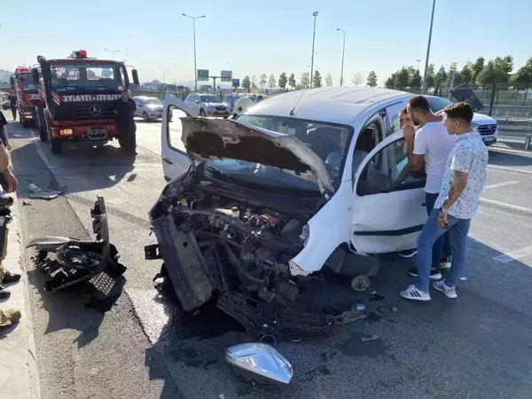 Fatih'te kazaya karışan sürücü şoka girip aracından çıkamadı