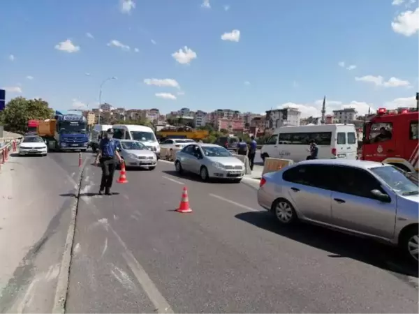 PENDİK'TE BARİYERLERE ÇARPAN OTOMOBİL TAKLA ATTI