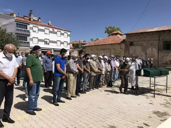 Aşı çağrısı yaptıktan sonra Kovid-19'dan hayatını kaybeden kişi toprağa verildi