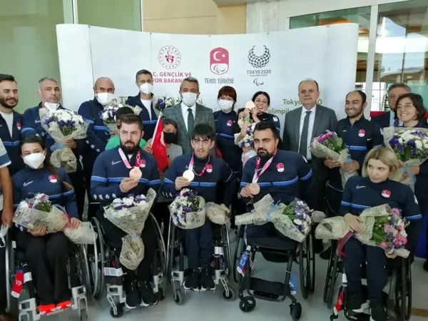 Tokyo 2020 Paralimpik Oyunları'ndan madalyayla dönen millilere coşkulu karşılama