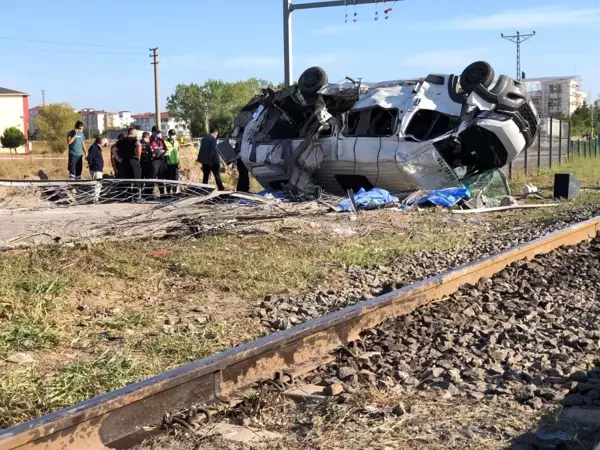 Son dakika haber | Yük treni işçi servisine çarptı: 4 ölü, 3'ü ağır 8 yaralı