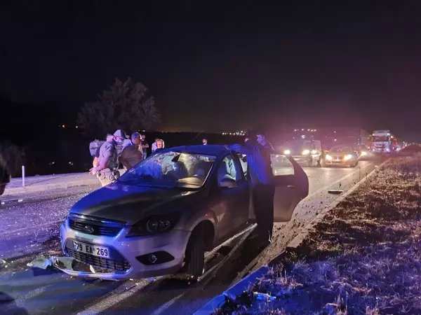 Devrilen otomobildeki 3 kişi yaralandı