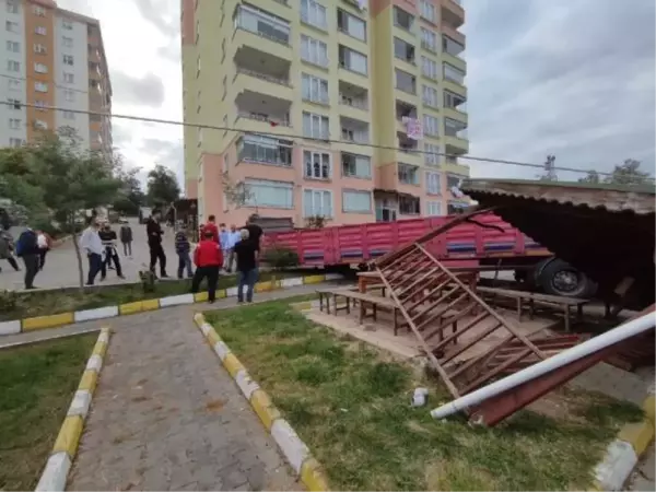 TIR'IN YERİNDEN ÇIKAN DORSESİ KAMELYAYA ÇARPTI; OTURANLAR SON ANDA KURTULDU