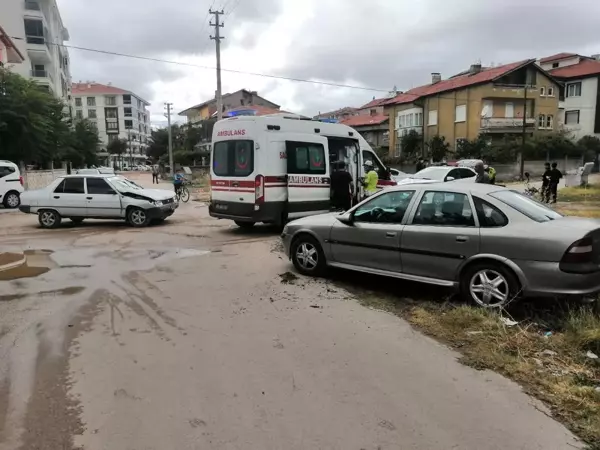 Aksaray'da iki otomobil çarpıştı: 2 yaralı