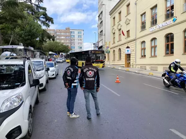 Kadıköy'de sivil trafik polisleri taksi denetimi yaptı