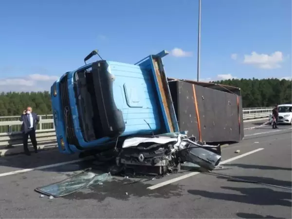 Sürücü feci şekilde can vermişti! Beton blok yüklü kamyonun, otomobilin üstüne devrildiği kazanın görüntüleri çıktı