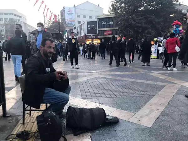 Son dakika haber | Tek kişilik sokak müzisyeni pandemide moral yükseltiyor