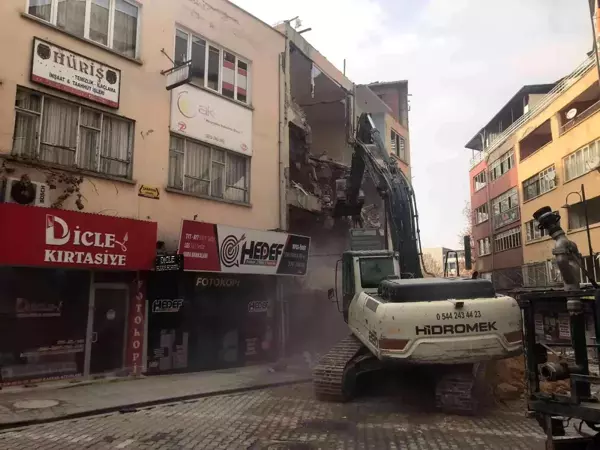 Malatya'da depremden zarar gören bir bina daha yıkıldı