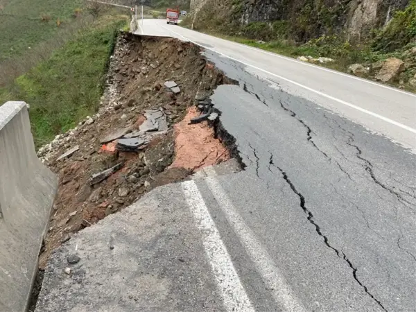 Son dakika haberleri... Ordu'da heyelan anı kameraya yansıdı