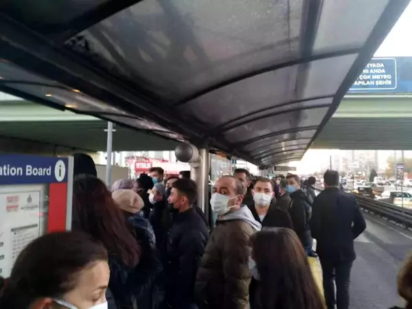 Metrobüs arıza yaptı, duraklarda yoğunluk oluştu