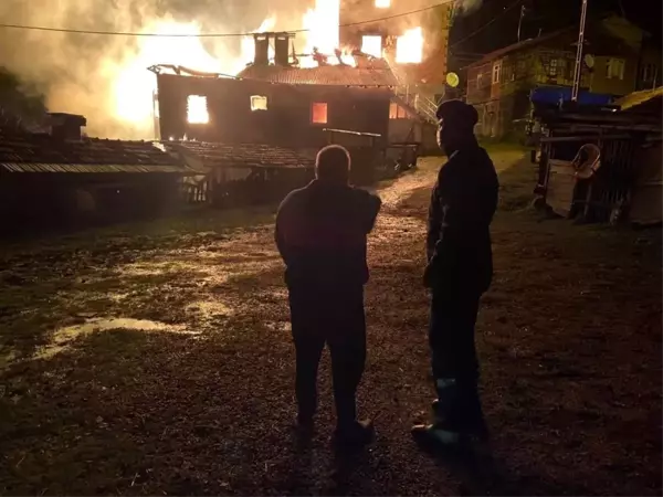 Sobadan çıkan kıvılcımlar iki evi küle çevirdi