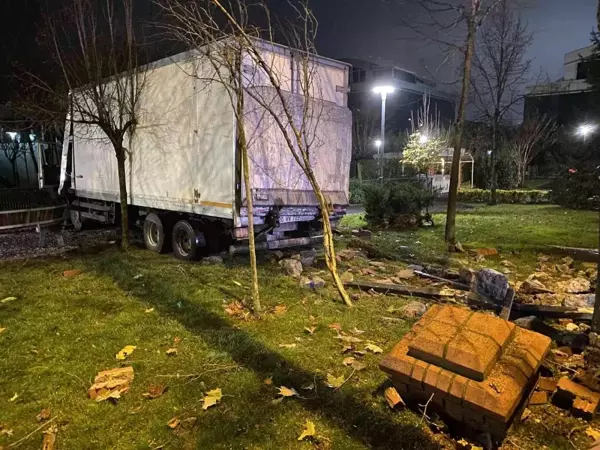 Sancaktepe'de freni boşalan kamyon önce otobüs durağına ardından parka girdi