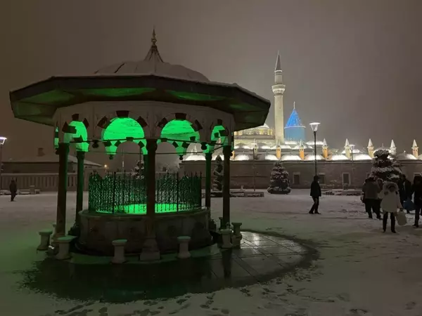 Konya beyaza büründü: Bazı vatandaşlar kar topluyla bazıları oyun havasıyla eğlendi