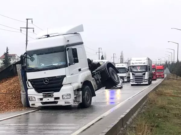 Tırın dorsesi devrildi, çevreyolu trafiğe kapatıldı