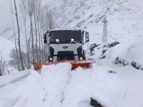 Şırnak'ta kar 1 metreyi buldu