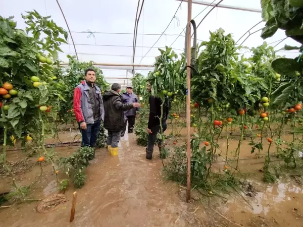 'Kırmızı kodlu' Kumluca'da dereler taştı, seralar ve evler su altında kaldı