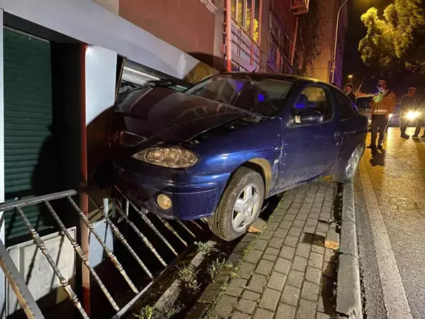 Kadıköy'de otomobil iş yerine girdi