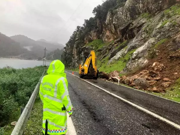 24 saatte 175 kilogram yağmur ve dolu düştü dereler taştı, yollar yarıldı