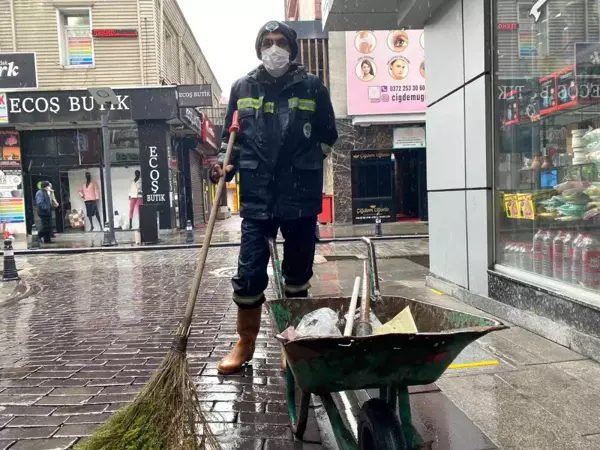 Temizlik görevlisi 4 çocuğun geleceğine destek veriyor