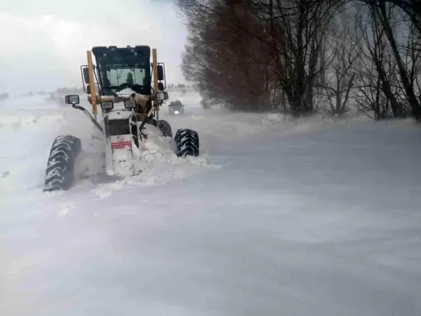 Son Dakika | Ambulanslar iş makineleri yardımı ile hastalara ulaştı