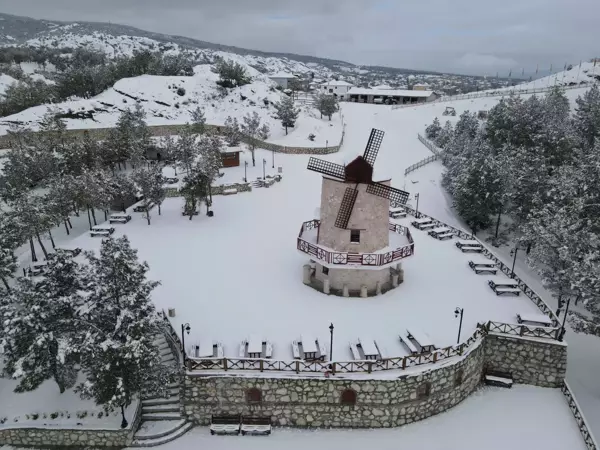 Gölhisar Park Orman Millet Bahçesi beyaz örtüyle kaplandı