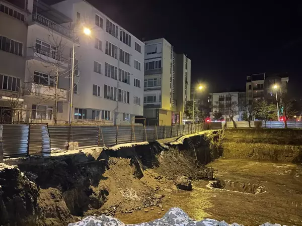 BALIKESİR - Toprak kayması nedeniyle iki bina boşaltıldı