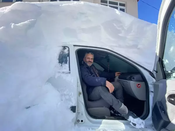 Ladik'te araçlar 2 metrelik karın altında kaldı