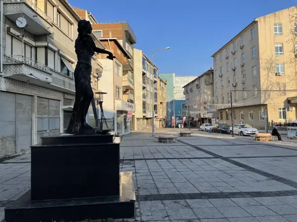 Edirne'de Adalet Anıtı'nı ateşe verdiler! 2 şüpheli gözaltında