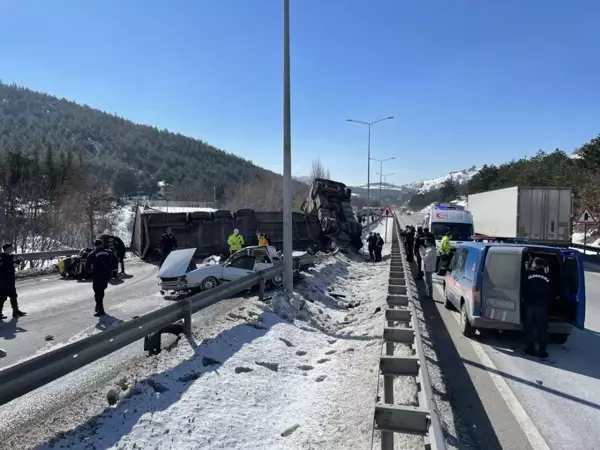 Son dakika haberi... Arızalanıp geriye kayan tırın çarptığı otomobildeki bir kişi öldü, iki kişi yaralandı (2)