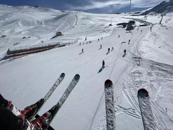 Sahillerde güneşli hava Palandöken'de kayak keyfi yaşanıyor