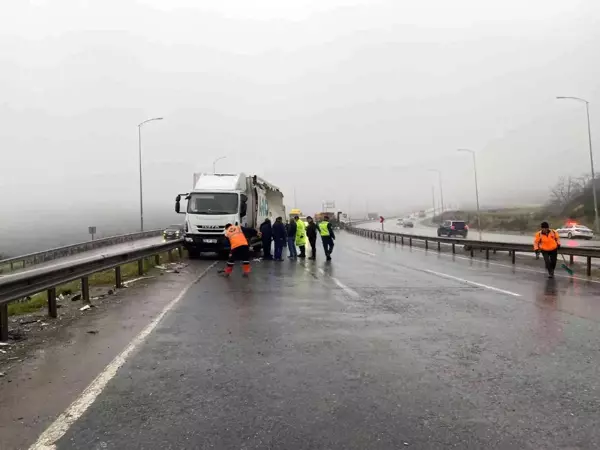 Çekmeköy'de sisli hava kazaya neden oldu, tır ile kamyon birbirine girdi