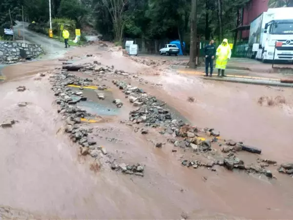 Marmaris'te sağanak yağış aralıklarla devam ediyor