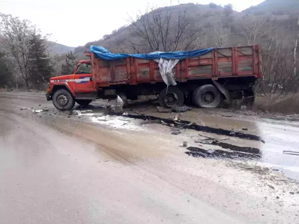 Ankara'da viraja hızlı giren çekici iki kamyona çarptı: 1 yaralı