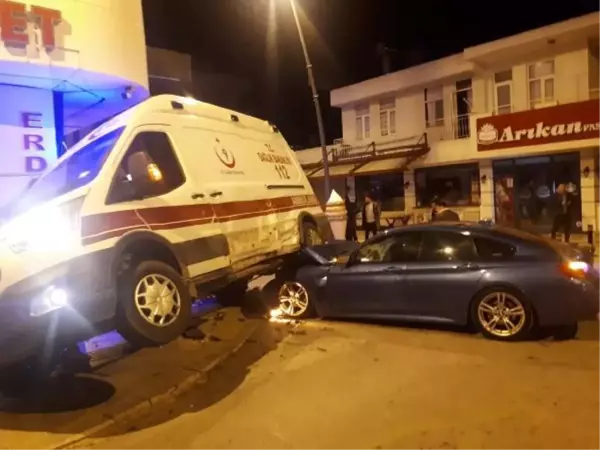 AMBULANS İLE OTOMOBİL ÇARPIŞTI: 3'Ü SAĞLIKÇI, 5 YARALI