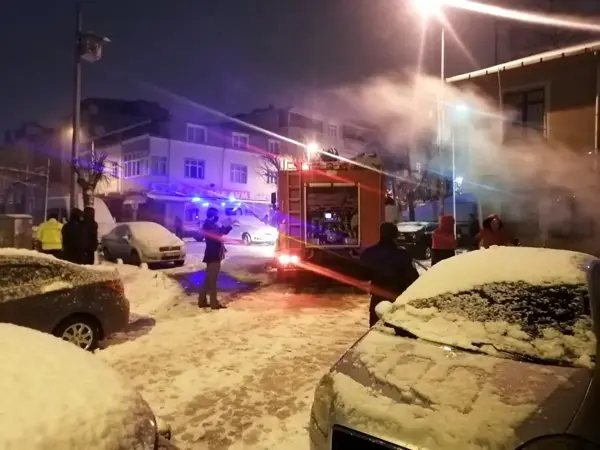 Sultangazi'de bir anda alev alan otomobil küle döndü