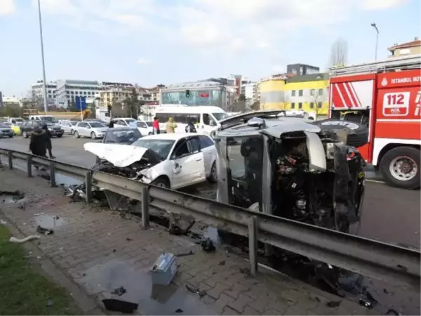 MALTEPE'DE HAFİF TİCARİ ARAÇ TAKLALAR ATARAK 3 ARACA ÇARPTI 5 YARALI