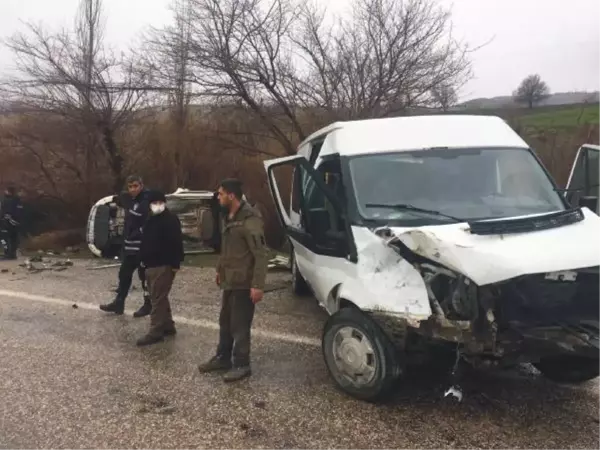 Son dakika haber: ADIYAMAN'DA, ÖĞRETMENLERİ TAŞIYAN SERVİS MİNİBÜSÜ KAZA YAPTI 7 YARALI