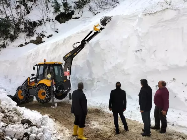 Kar kürümeye gelen kepçe, 3 metre kar kalınlığının içinde kayboldu