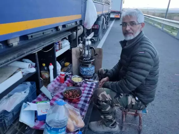 5 kilometrelik kuyrukta tırların başında nöbet tutuyorlar