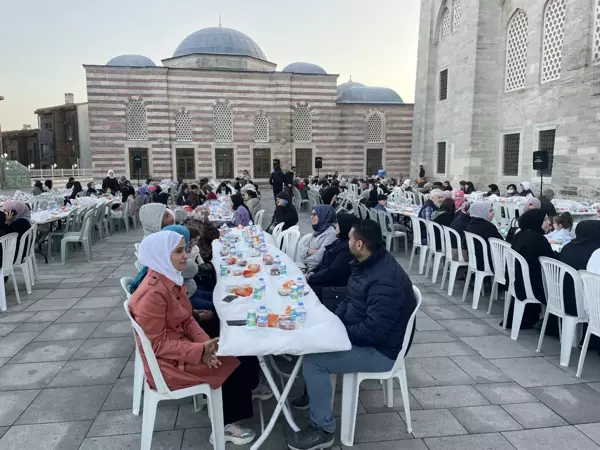 Ev Hanımları Platformu, İstanbul'un 3 ilçesinde iftar verdi