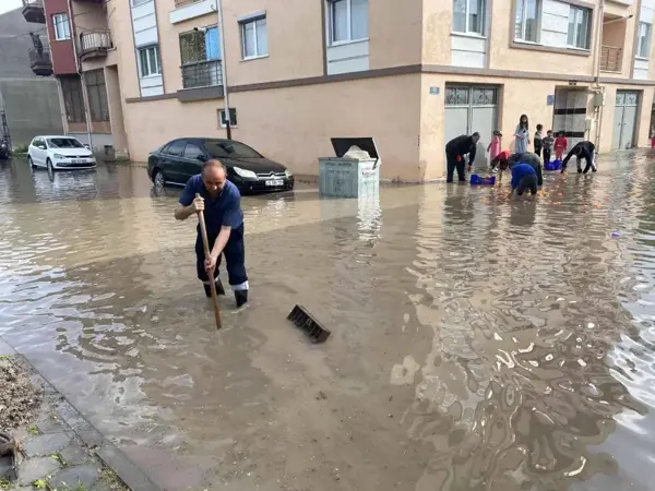 Eskişehir'de yollar göle döndü, küreği alan vatandaş logara koştu