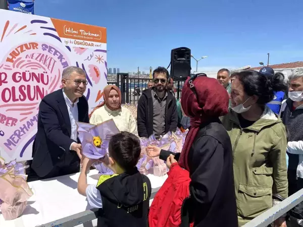 Üsküdar'da annelere binlerce Bodrum Papatyası hediye edildi